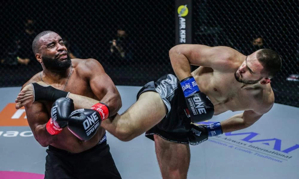 Απίστευτο νοκ άουτ με γυριστή κλωτσιά από Σέρβο μαχητή σε αγώνες